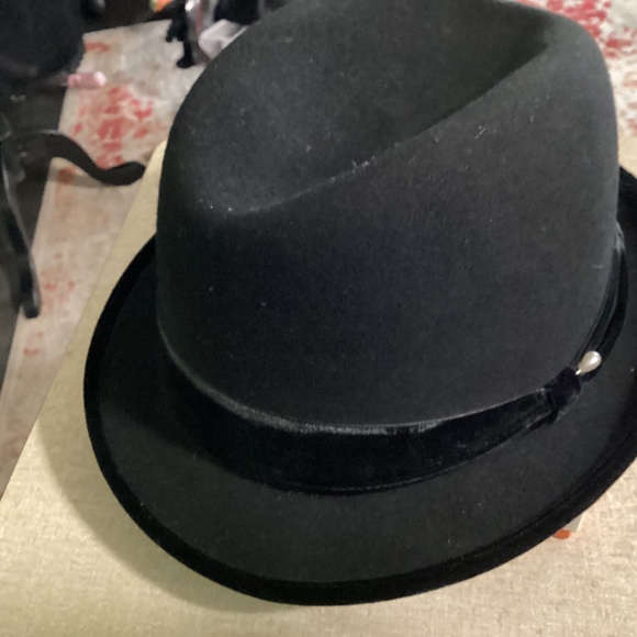 Vintage ladies, black hat with velvet rimming hat pin made by PLANAR Marano WOOL - Picture 7 of 7